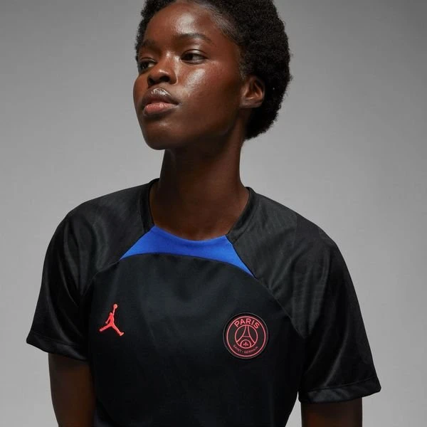 Nike Paris Saint-Germain Training T-Shirt Dri-FIT Strike Jordan X PSG - Schwarz/Blau/Rot Damen 4 Nike Paris Saint-Germain Training T-Shirt Dri-FIT Strike Jordan X PSG - Schwarz/Blau/Rot Damen – Bild 4